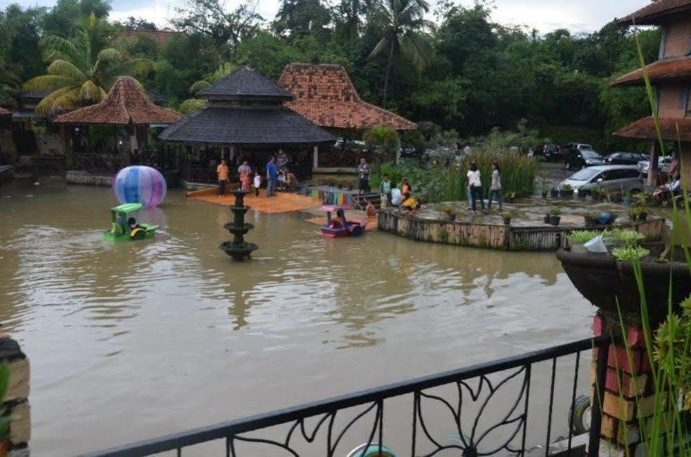 Desa Gumati Resort Sentul Bogor Exterior photo